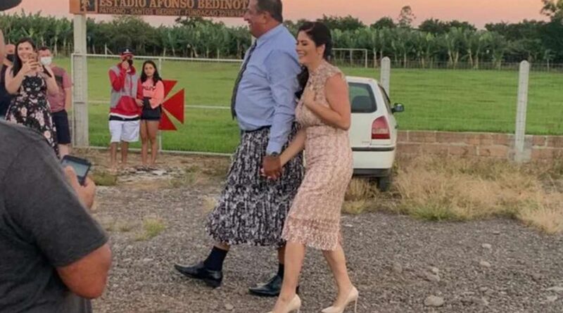 Prefeito toma posse vestindo saia para pagar aposta de campanha no Litoral