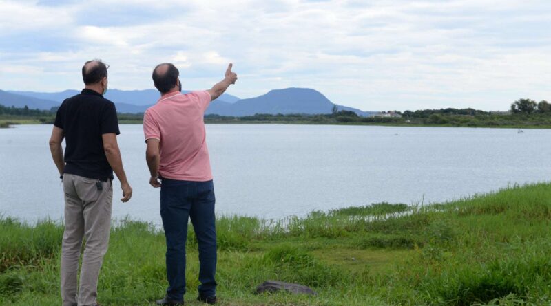Autoridades assinam ordem de serviço para limpeza da Lagoa do Marcelino em Osório