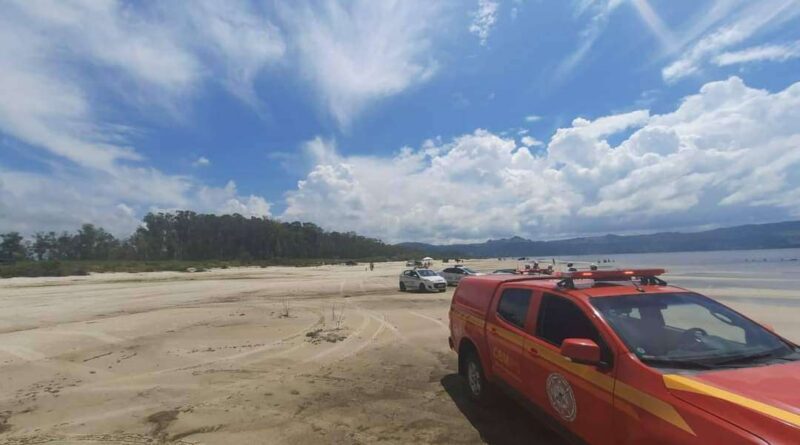 Seis pessoas são resgatadas em colchão inflável à deriva na Lagoa dos Barros