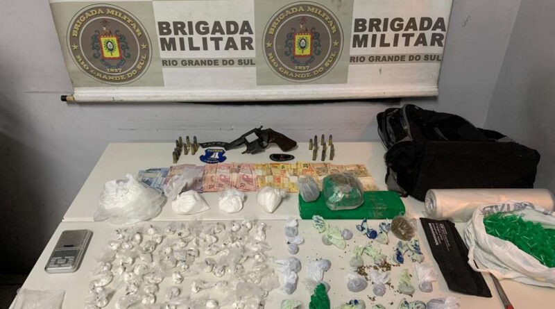 Mulher é presa pela BM com quase 1000 porções de cocaína, arma e munições em Tramandaí