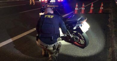 Rachas, manobras perigosas e deboche: PRF intercepta motociclistas em fuga na Freeway