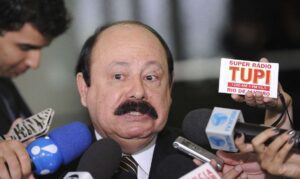 Brasília - O presidente nacional e fundador do PRTB, Levy Fidelix, negou hoje (2) que tenha negociado a venda de seu partido com integrantes do esquema liderado pelo empresário de jogos ilícitos, Carlos Augusto Ramos, o Carlinhos Cachoeira, que está preso em Brasília. Fidelix negou conhecer Cachoeira e o sargento da reserva Idalberto Matias de Araújo, o Dadá, e classificou o episódio de “factoide”. (Wilson Dias/Agência Brasil)