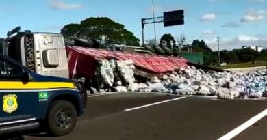 Tombamento de caminhão: liberado trecho da BR-101 em Osório