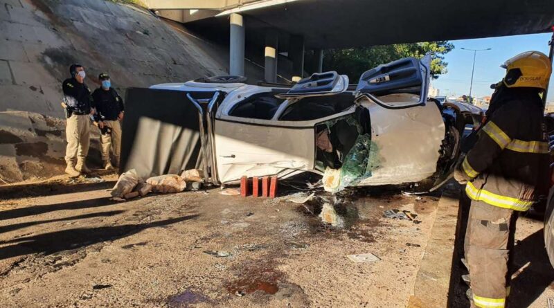 Motorista fica presa nas ferragens ao cair de viaduto em Osório
