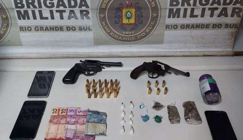 Criminosos são presos com armas, munições e drogas em Tramandaí