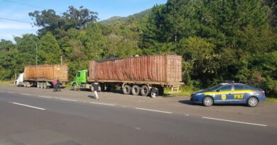 PRF flagra duas carretas sem freio transitando em Osório