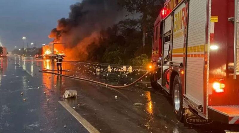 Caminhões incendeiam após colisão na freeway
