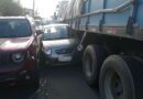Erro de cálculo: veículo "entala" entre carro e caminhão em Osório