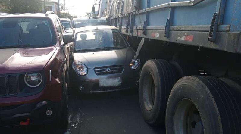 Erro de cálculo: veículo "entala" entre carro e caminhão em Osório