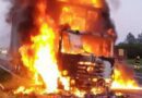 Caminhão carregado de frango congelado é destruído por incêndio na freeway