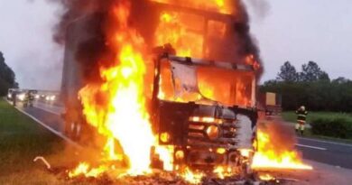 Caminhão carregado de frango congelado é destruído por incêndio na freeway
