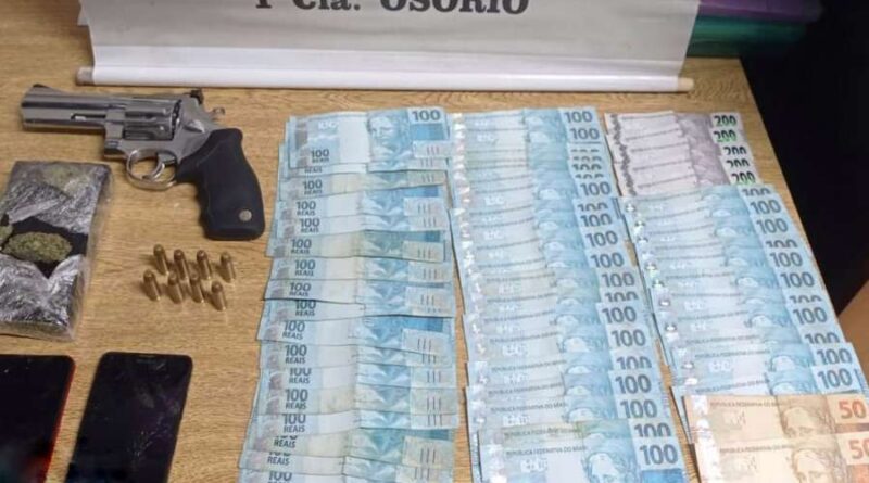 Apreensão de drogas, arma e dinheiro, após denúncia de briga generalizada em Osório