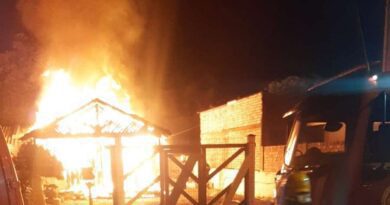 Mulher tem queimaduras após residência pegar fogo em Tramandaí