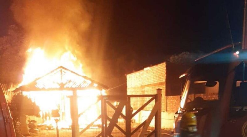 Mulher tem queimaduras após residência pegar fogo em Tramandaí