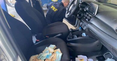 PRF recupera carro furtado e 27 mil reais na Freeway