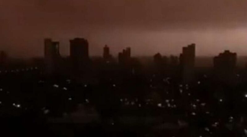 Nova tempestade de areia escurece o céu durante a tarde em cidade brasileira