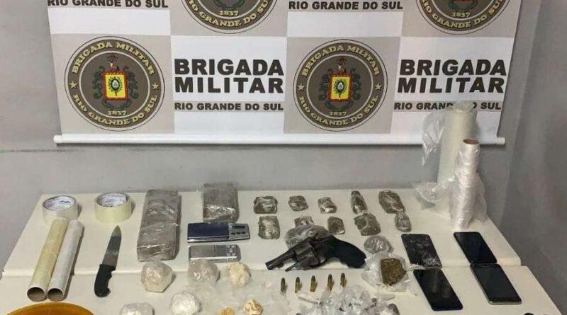 Homens armados são presos com mais de 2 kg de drogas em Quintão