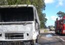 Motorista morre queimado após pneu explodir e caminhão pegar fogo