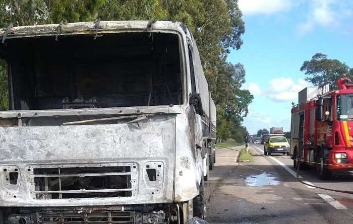Motorista morre queimado após pneu explodir e caminhão pegar fogo