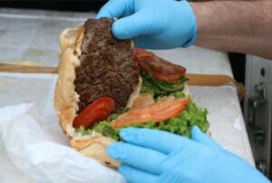 MP divulga nomes de 2 estabelecimentos que venderam hambúrguer com carne de cavalo