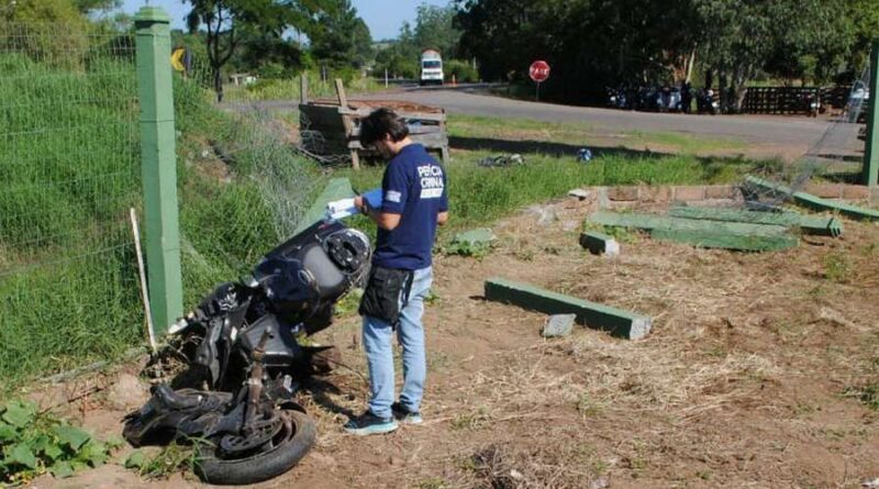 Motociclista morre ao colidir em cerca na ERS-474