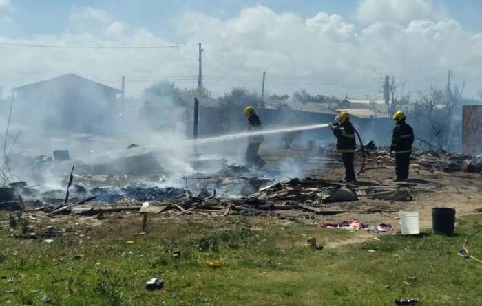 Incêndio de grandes proporções destrói cinco residências em Tramandaí