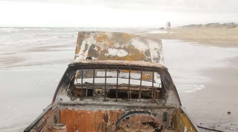 Veículo roubado é encontrado incendiado na beira mar