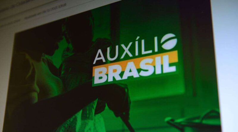 Bolsonaro sanciona MP que torna Auxílio Brasil permanente