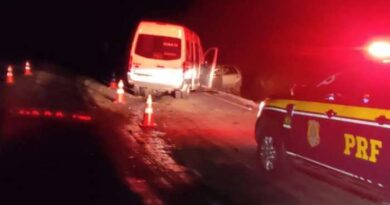 Homem morre em colisão entre carro e van na BR-290