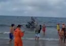 Helicóptero cai quase na faixa de areia na beira mar em SC