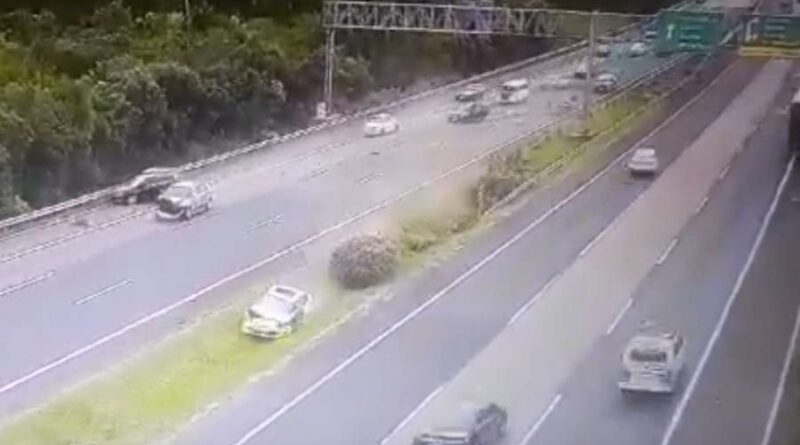 Câmera flagra acidente que deixou mortos na freeway (vídeo)