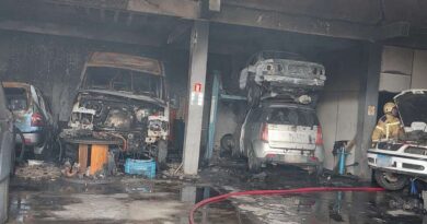 Incêndio atinge oficina e queima veículos em Osório
