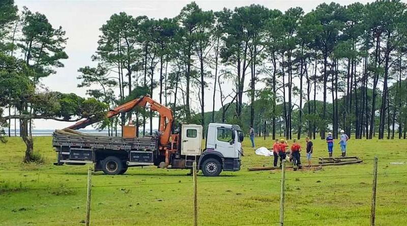 Funcionário morre e outro fica ferido após queda de poste em Tramandaí