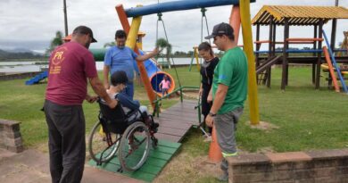 Lagoa do Marcelino ganha brinquedo com acessibilidade para crianças portadoras de necessidades especiais em Osório
