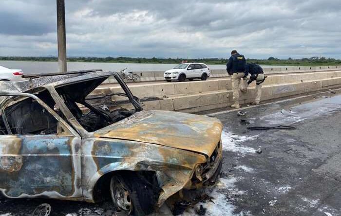 Carro pega fogo e duas pessoas morrem após acidente na BR-290