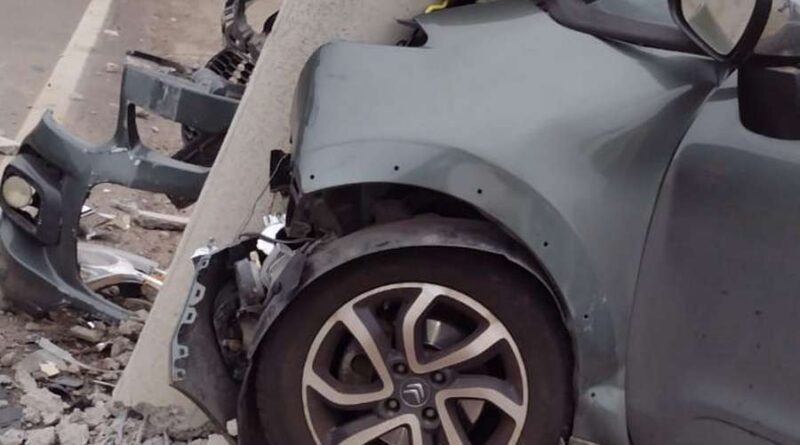 Motorista perde controle de veículo e colide em poste em Osório