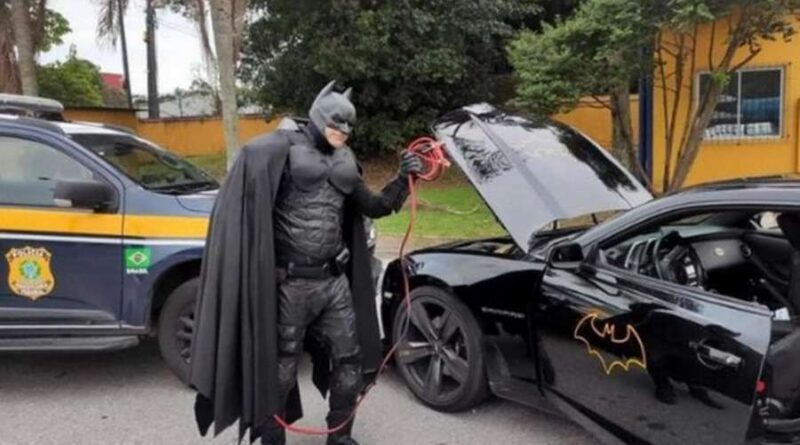 Batmóvel estraga e super herói pede ajuda na BR-101