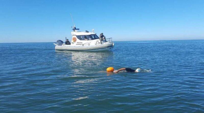 Policial militar conclui desafio de nadar 400km no mar