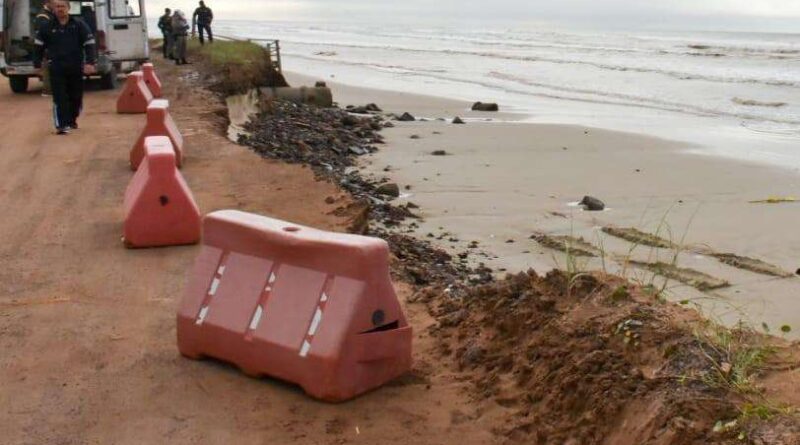 Ressaca causou transtornos no Guia Corrente e fechou saídas de praia em Imbé