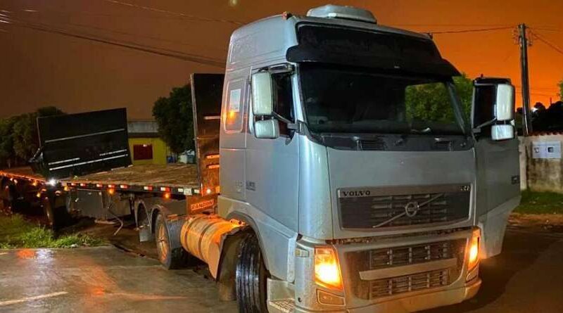 Caminhão levado por quadrilha que sequestrou motoristas no Litoral é recuperado no Paraguai