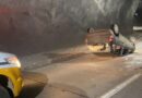 Veículo capota após acidente no túnel da Rota do Sol