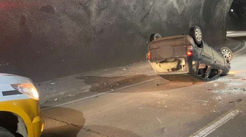 Veículo capota após acidente no túnel da Rota do Sol
