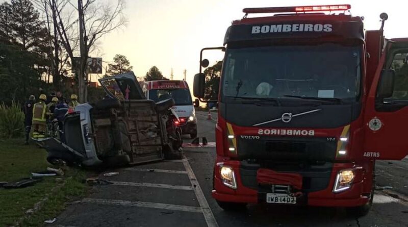 Carro tomba em acidente envolvendo caminhão na Rota do Sol