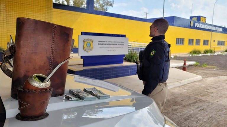 Mais de 20 mil dólares escondidos em mateira são apreendidos na BR-290