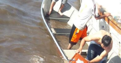 Encontrado barco de pescadores que virou na Lagoa do Capivari