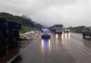 Caminhão tomba e bloqueia freeway em Osório