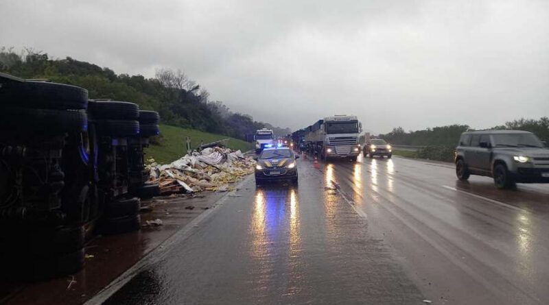 Caminhão tomba e bloqueia freeway em Osório