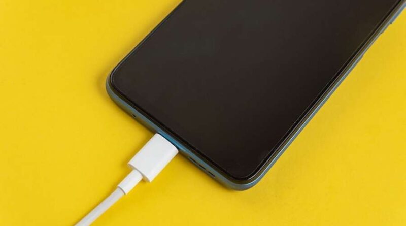 Venda de iPhone sem carregador de bateria é proibido no Brasil e Apple leva multa milionária