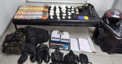 Homem é preso com arma, drogas, colete balístico e roupas do exército em Tramandaí