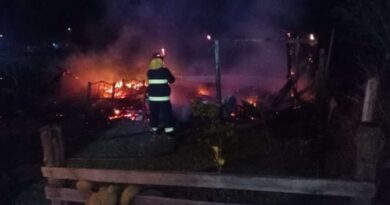 Casa é destruída pelo fogo em Balneário Pinhal